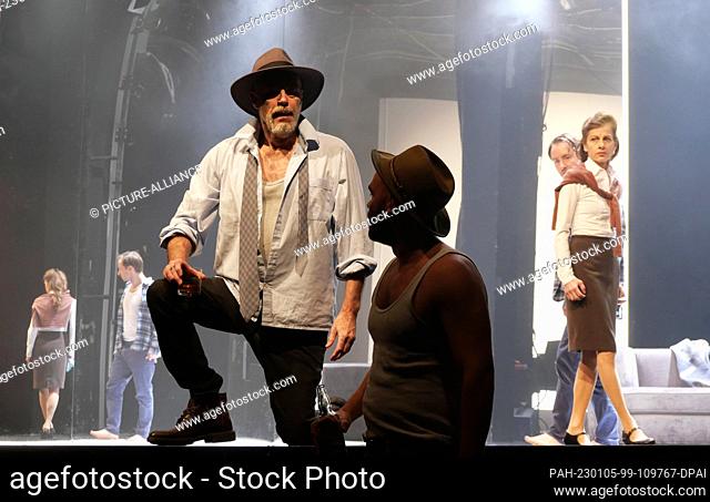 04 January 2023, Berlin: Actors Fabian Stromberger (Edmund Tyrone, plaid shirt), Judith Rosmair (Mary Cavan Tyrone), Igor Karbus (James Tyrone jr