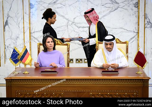 17 May 2023, Qatar, Doha: Annalena Baerbock (l, Bündnis 90/Die Grünen), Foreign Minister, and Mohammed bin Abdulrahman Al Thani