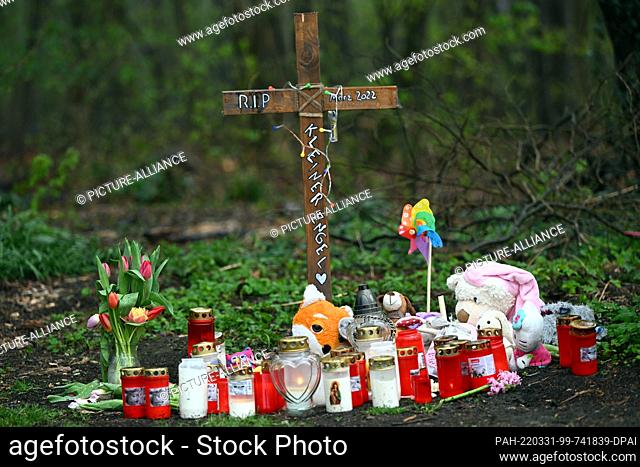 31 March 2022, North Rhine-Westphalia, Mönchengladbach: Candles and stuffed animals stand at the site where a newborn baby was found killed