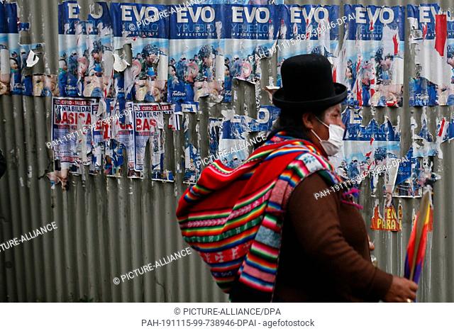 14 November 2019, Bolivia, La Paz: During a protest, supporters of former President Morales stand before a blockade on a road leading to the Bolivian seat of...