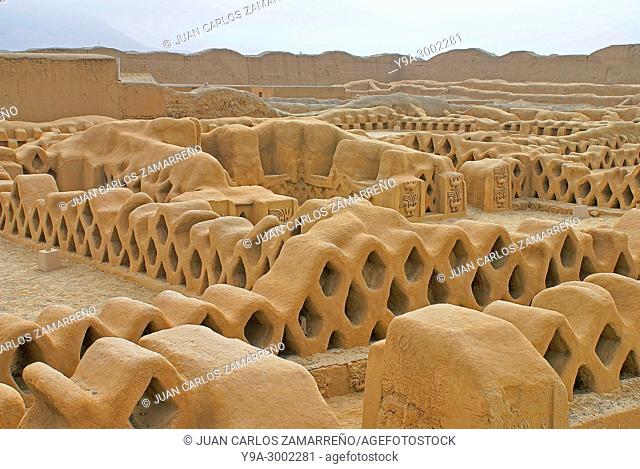 Walls in clay at Chan Chan antique city in clay, Chimu civilitation capital, VIIth to XVth century World Heritage, Trujillo, northern Peru