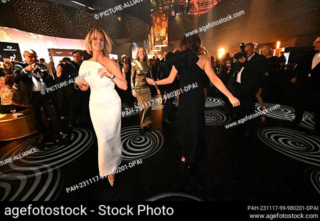 17 November 2023, Bavaria, Munich: Model Monica Ivancan (l) dances at the after-show party after the Bambi awards ceremony at the Bavaria Film complex