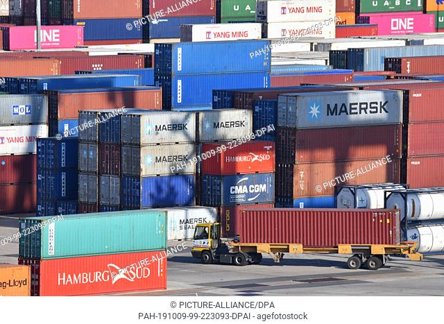 28 September 2019, Spain, Valencia: Sea freight containers pile up on 28.9.2019 in the port of Valencia. Photo: Thomas Uhlemann/dpa-zentralbild/ZB