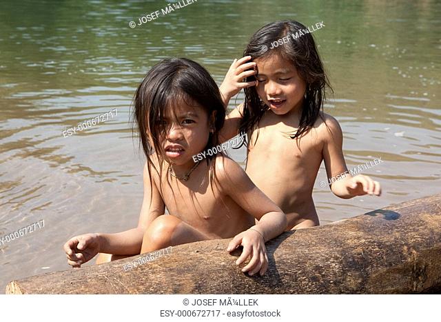 Kinder von Asien am Fluss Nam Ou