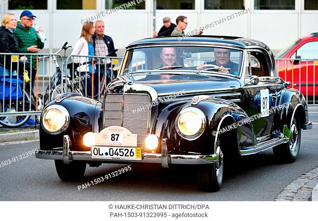 Participants start with a vintage car of type Mercedes-Benz 300 SC Coupv© W188 at the City Grand Prix in Oldenburg (Germany), 26 May 2017