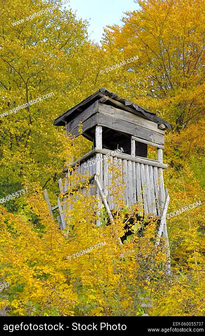Kraichgau, Jägerhochsitz im Herbst am Waldrand, großer Acker