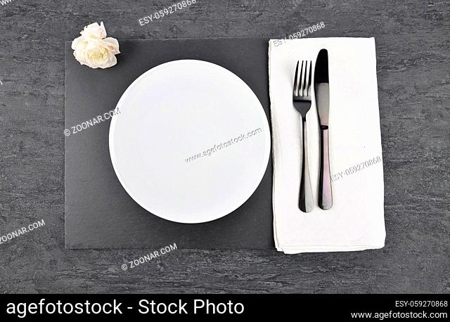 Weiße Rose und Gedeck auf Schiefer - White rose and table setting on slate