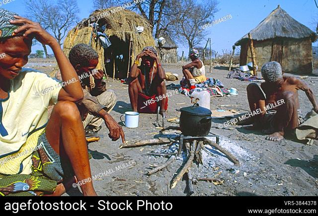 Botswana: Bushmen in the central Kalahari near the Tsodillo Hills where art, culture and san stone paintings can be found
