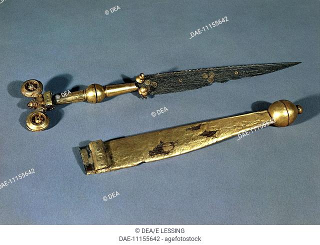 Gold dagger with scabbard, from tomb 689 at Hallstatt, Austria. Hallstatt culture, 13th-6th Century BC.  Vienna, Naturhistorisches Museum (Natural History...