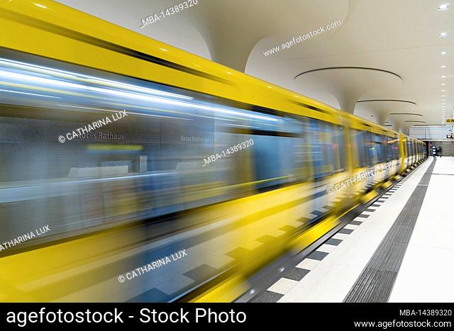 Berlin, Mitte, subway station Rotes Rathaus, platform U5, subway in motion blur