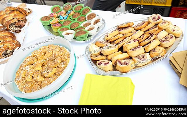 SYMBOL - 16 September 2023, Baden-Württemberg, Rottweil: Appetizers laid out on a table at a champagne reception at a wedding. Photo: Silas Stein/dpa