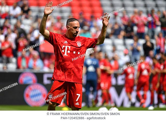 Franck RIBERY (FC Bayern Munich) says goodbye to the fans before the start of the match, football fans, gesture, action, single shot, one-on-one motive