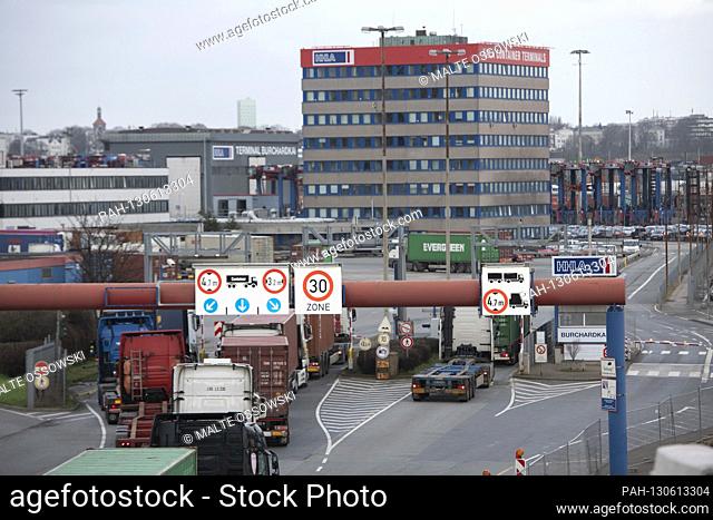 Truck with containers at the entrance to Burchardkai, in the port of Waltershof, Hamburg Waltershof, February 17, 2020. | usage worldwide