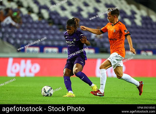 Deinze's Gaetan Hendrickx and RSCA Futures' Agyei Enock fight for the ball  during a soccer match between RSC Anderlecht Futures and KMSK Deinze,  Sunday 14 August 2022 in Anderlecht, on day 1
