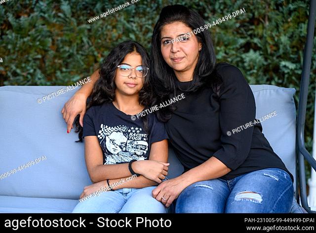 PRODUCTION - 28 September 2023, Berlin: Sara sits with her mother Manizha Wodud on a Hollywood swing in her garden. The 12-year-old high school student has the...