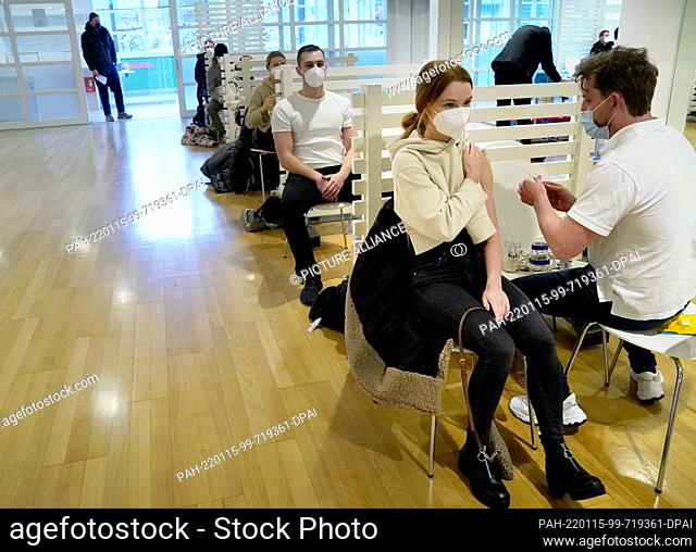 15 January 2022, Hamburg: A woman gets vaccinated during the vaccination campaign at the Kaifu-Lodge gym. Interested people can get vaccinated without...