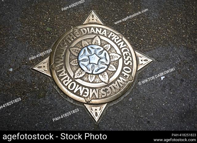 El letrero “Memorial walk the Diana, princesa de Gales” en el Green Park junto al palacio de Buckingham en Londres, Reino Unido el 20/07/2023 por Wiktor...