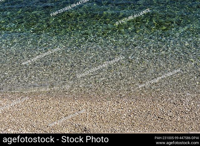 PRODUCTION - 29 September 2023, Croatia, Sutivan: A stone beach with clean clear water. Photo: Jens Kalaene/dpa. - Sutivan/Brac/Croatia