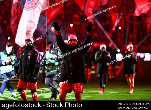 17 December 2023, Bavaria, Munich: Soccer: Bundesliga, Bayern Munich - VfB Stuttgart, Matchday 15, Allianz Arena. Munich's Thomas Müller bids farewell to the...