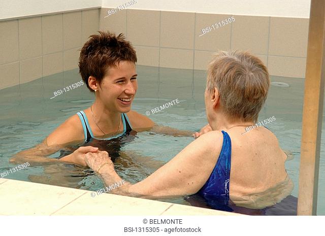 REHABILITATION, ELDERLY PERSON<BR>Photo essay.<BR>Balneotherapy session in retirement home. Muscle building to maintain mobility. Aquagym