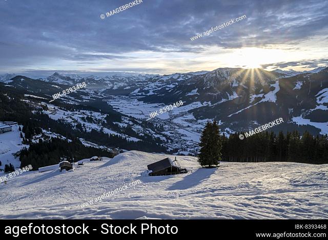 View of the Brixen Valley in winter sunshine, morning sun, sun star, Skiwelt Wilder Kaiser-Brixental, Hochbrixen, Brixen im Thale, Tyrol, Austria, Europe