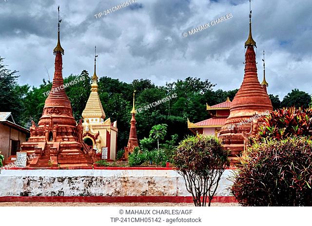 Asie; Myanmar, Shwe Indein pagoda complex on Inle Lake, Shan State; at Dain Khone Village