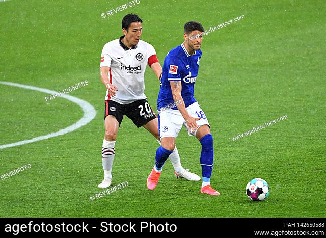 Makoto HASEBE l. (F) in duels versus Goncalo PACIENCIA (GE), action, football 1. Bundesliga, 33rd matchday, FC Schalke 04 (GE) - Eintracht Frankfurt (F) 4: 3