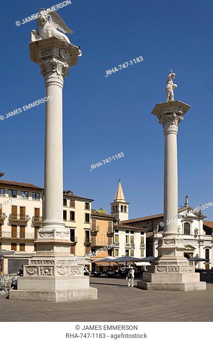 Two columns in the Piazza dei Signori, one bearing the Venice Lion, the other with St. Theodore, Vicenza, Veneto, Italy, Europe