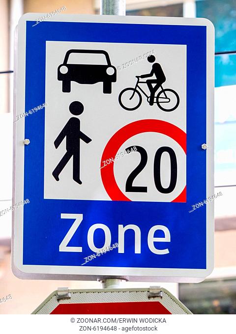 Eine verkehrsberuhigte Zone oder Strasse wird durch ein Verkehrszeichen angezeigt