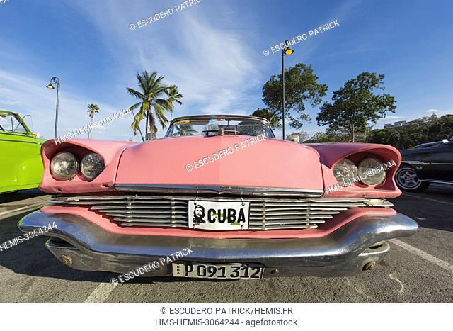 Cuba, Ciudad de la Habana province, Havana, Centro Habana district, american car with plate representing Che Guevara (Copyright Alberto Diaz Gutierez alias...