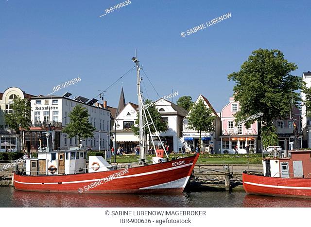 Boats in front of the promenade on the channel, Am Strom, Warnemuende, Rostock, Mecklenburg-Western Pomerania, Germany, Europe