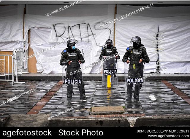 Police guard a goverment facility where days earlier demostrators wrote ""rats"" on one of their walls in Pasto Narino on May 1, 2021