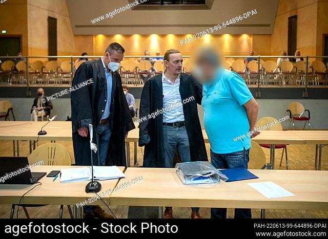 13 June 2022, Lower Saxony, Verden: The defendant talks to his lawyers Jakob Struif (l) and Jan Raschka (m) in the courtroom before the trial begins