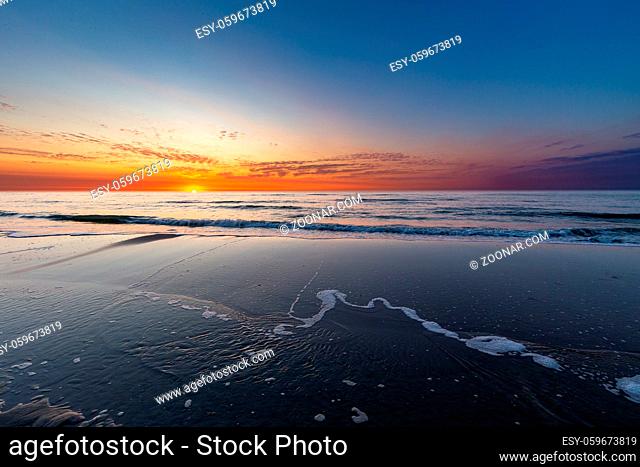 Sonnenuntergang über dem Meer auf Juist, Ostfriesische Inseln, Deutschland. Sunset over the north sea at the beach on Juist, East Frisian Islands, Germany