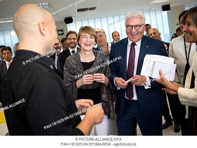 25 October 2018, Spain, Badajoz: Federal President Frank-Walter Steinmeier and his wife Elke Büdenbender visit the FUNDECYT Science and Technology Park and are...