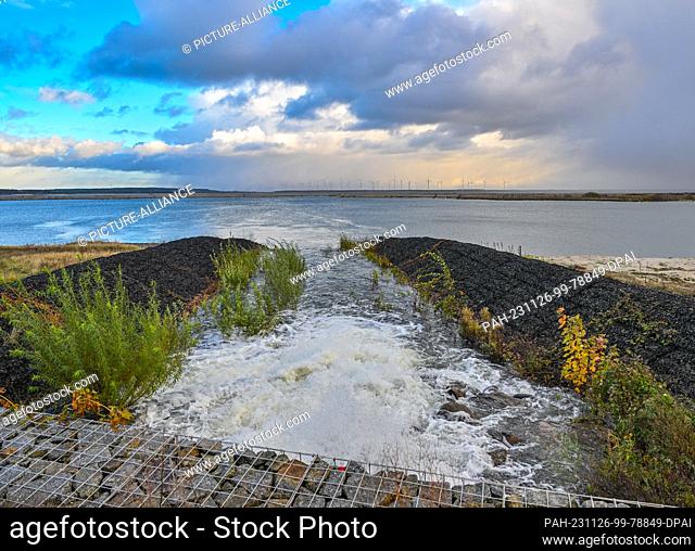 24 November 2023, Brandenburg, Cottbus: Water from the Spree flows into the newly created Cottbus Baltic Sea. According to the operator Leag