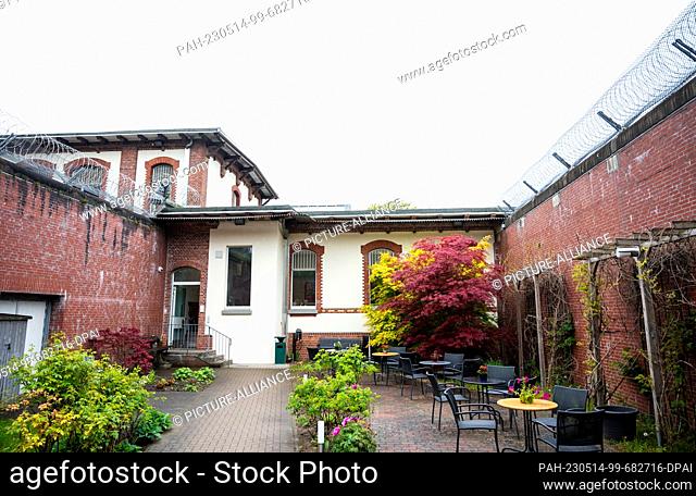PRODUCTION - 10 May 2023, Hamburg: Barbed wire secures the inner courtyard of the forensic part (closed accommodation) of the psychiatric clinic of the Hamburg...