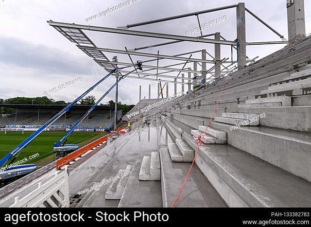 Inside view: The roof and the roof construction of the versus straight is being built. GES / Football / 2nd Bundesliga: Karlsruher SC - Wildpark Stadium
