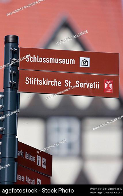14 September 2023, Saxony-Anhalt, Quedlinburg: Signposts on the Schlossberg show the way to the collegiate church of St. Servatii