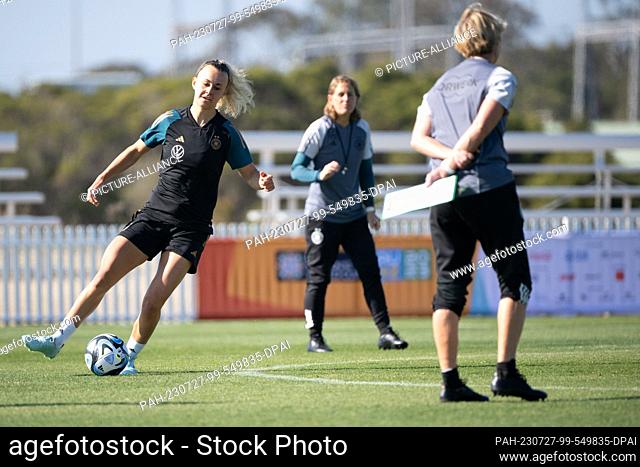 27 July 2023, Australia, Tuggerah: Soccer: World Cup, women, training Germany: Lena Lattwein (l) next to Martina Voss-Tecklenburg