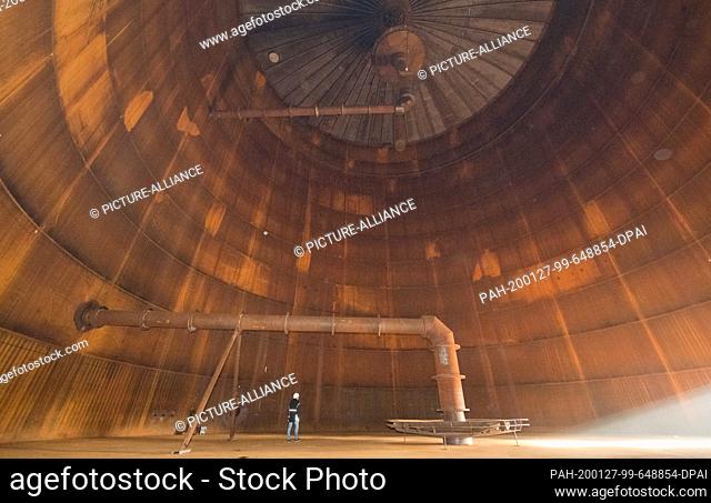 16 January 2020, Mecklenburg-Western Pomerania, Neubrandenburg: View into the interior of the construction site of the new water reservoir for the so-called...