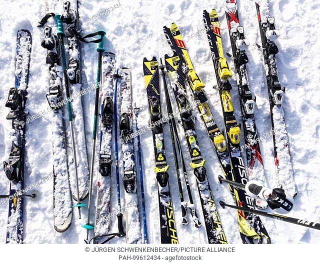 Lined up are downhill skiing in the snow at the Fichtelberg (1, 215 meters) near Oberwiesenthal in Saxony. (07 February 2018) | usage worldwide