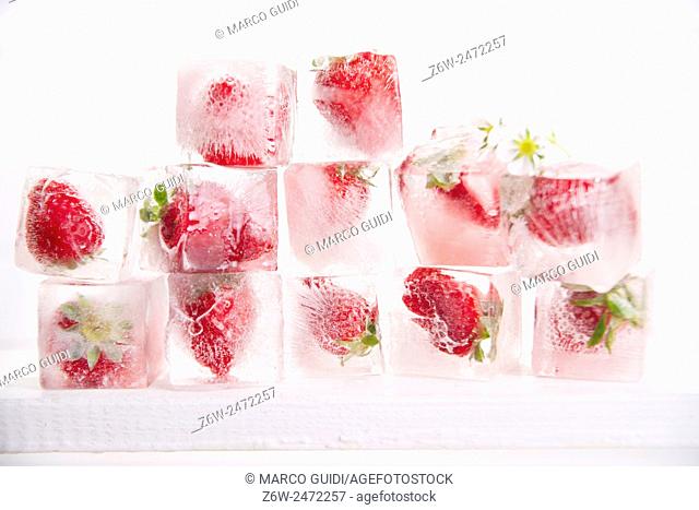 Presentation of a series of ice cubes with strawberries