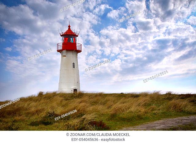 Leuchtturm List-West auf der Nordseeinsel Sylt mit kleinen Wolken am Himmel