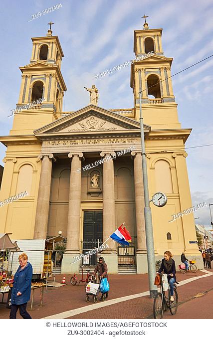 Moses and Aaron Church and street market, Waterlooplein, Amsterdam, Netherlands. . Consecrated in 1841 and built in a neoclassical and baroque style the church...