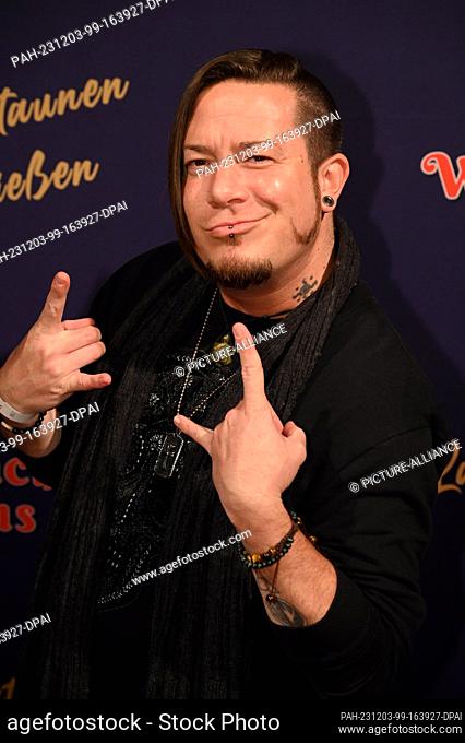 02 December 2023, North Rhine-Westphalia, Cologne: Musician Izzy Gallegos, former member of the boy band US5, attends the premiere of the 8th Cologne Christmas...