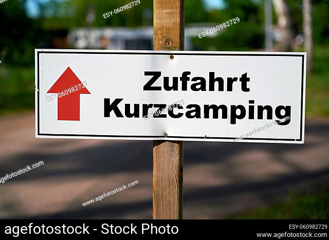 Wegweiser auf einem Campingplatz in Deutschland mit der Aufschrift Zufahrt Kurzcamping