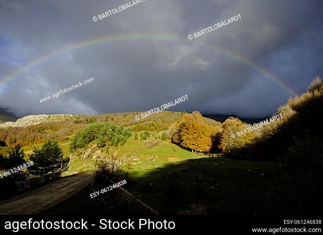 arcoiris sobre el barranco de Petrachema, Linza, Parque natural de los Valles Occidentales, Huesca, cordillera de los pirineos, Spain, Europe