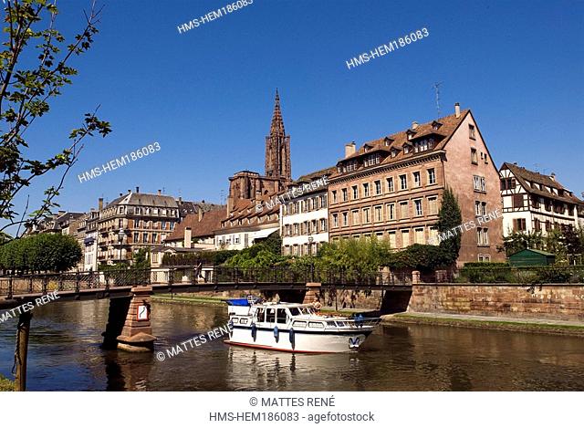 France, Bas Rhin, Strasbourg, old town listed as World Heritage by UNESCO, Quai au Sable with the Abreuvoir footbridge