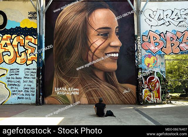 The mural dedicated to Luana D'orazio, the young 22-year-old girl who died on May 3rd following an accident in the Montemurlo textile factory